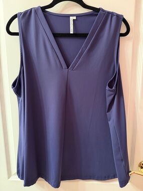 Women's V-Neck Sleeveless Top in Navy